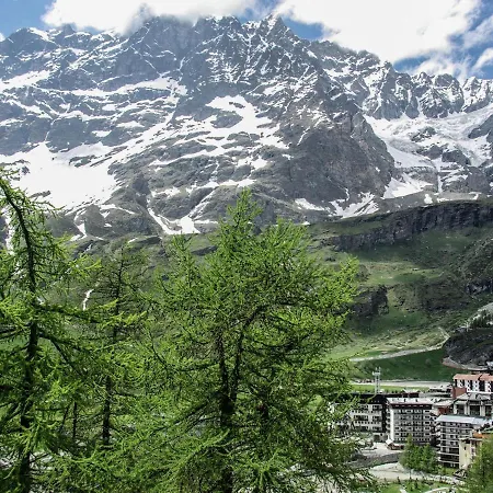 In Aosta Valley Near Lift * ברויל-קרוויניה